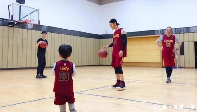 感恩节杨颖晒与小海绵合照,小海绵在妈妈怀里