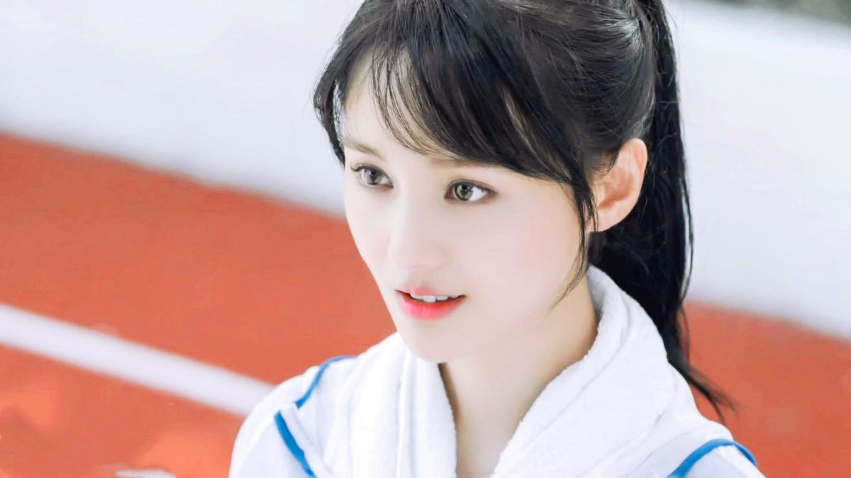 郑爽发布会忽扇自己大嘴巴,主持人当场尴尬,网