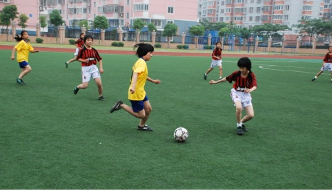如何训练一只小学生的足球队伍且具体方式是什