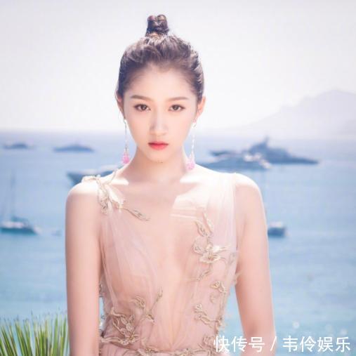 鹿晗深夜晒照为关晓彤庆生,一个细节暴露两人