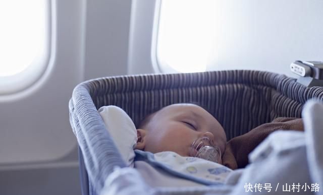 过年准备带着2岁不到的宝宝坐飞机,请问小孩机