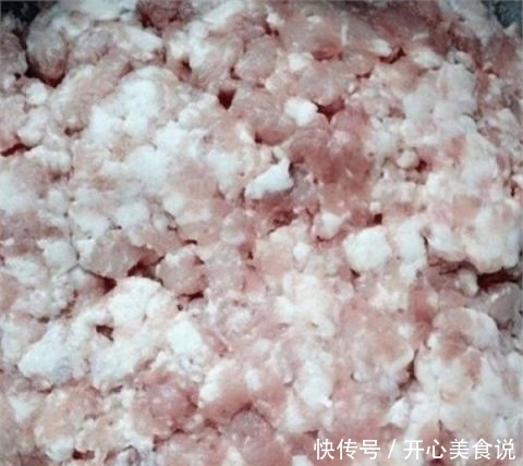五花肉加鸡蛋一起下锅油炸 口味简直太棒了 老葡京赌场备用网址
