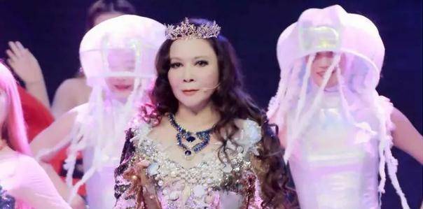 她们同是奶奶辈演员，一个满脸后遗症，另一个却连皱纹都那么优雅