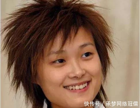 明星顶着爆炸头的非主流时期 迪丽热巴暗黑的