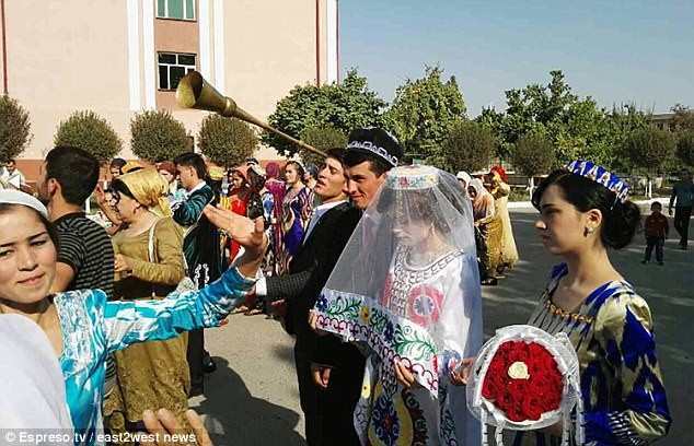 女子被总统“包办”下嫁给穷老师,结婚当天没笑过