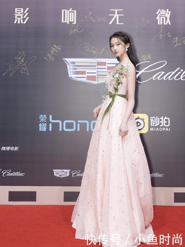 鞠婧祎和关晓彤同穿抹胸吊带裙,身高相差了14