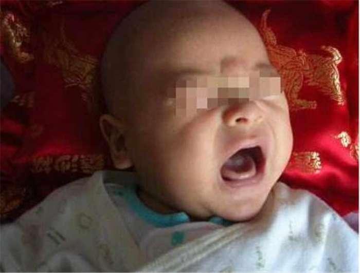 婴儿一到晚上就哭闹不止,妈妈起疑查看监控,发