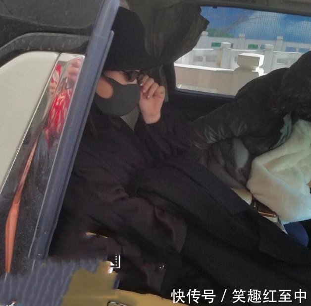 赵丽颖产后出院与冯绍峰牵手同行,婆婆抱娃超