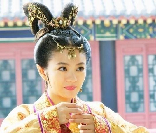 丫丫古装美出天际,杨幂的王昭君成经典,关晓彤