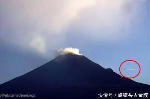 在墨西哥火山喷发后，惊现明亮线状UFO飞掠而过！