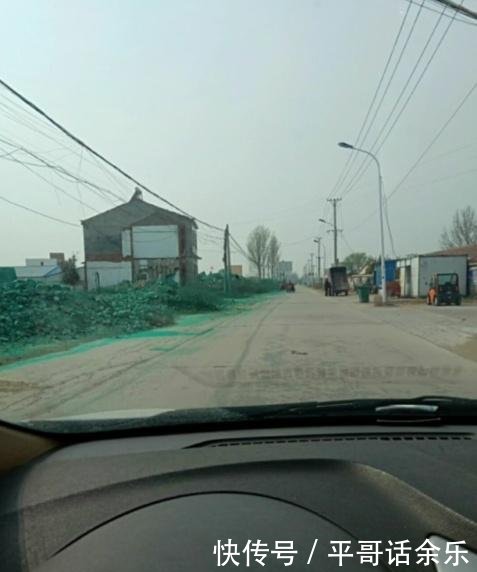 河南兰考环保扬尘处理出新招,公路两旁喷绿漆