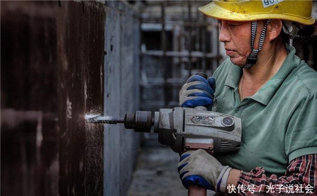 工地上刮腻子的女农民工,一天的收入能有这么