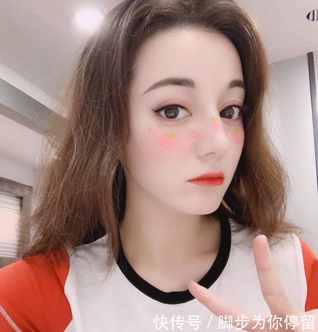 迪丽热巴化草莓妆好可爱,手捧苹果扮真人版白