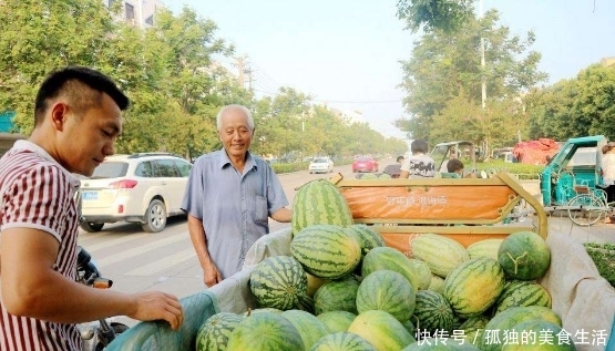 我们吃西瓜直接“上嘴”,可日本人还“放盐”?听完原因有点心酸 金沙bbin网页版