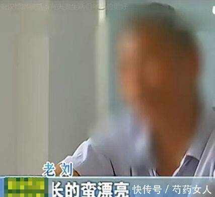 女子坐公交,发现身后老汉偷偷脱裤子,慌忙下车摸自己长发,傻了