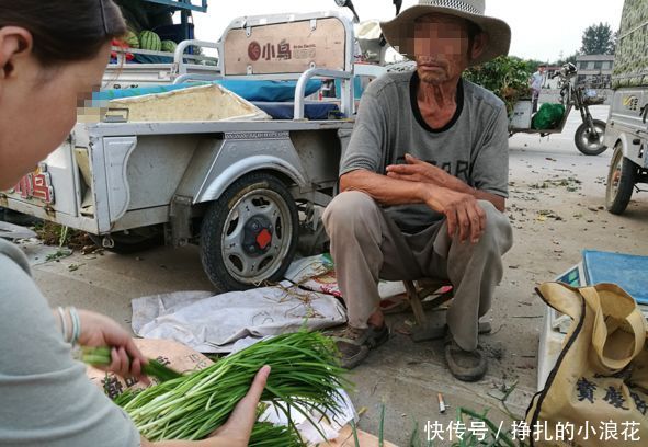 父亲装傻回家，儿子儿媳让他滚，女儿却收留，才知父亲身份不一般