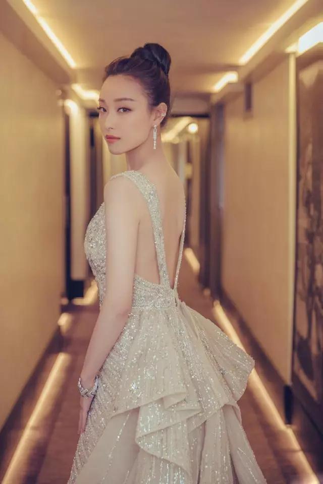 赵丽颖曾经拍戏时受过伤,所以她就用纹身贴纸掩盖了伤处,为美背增添了