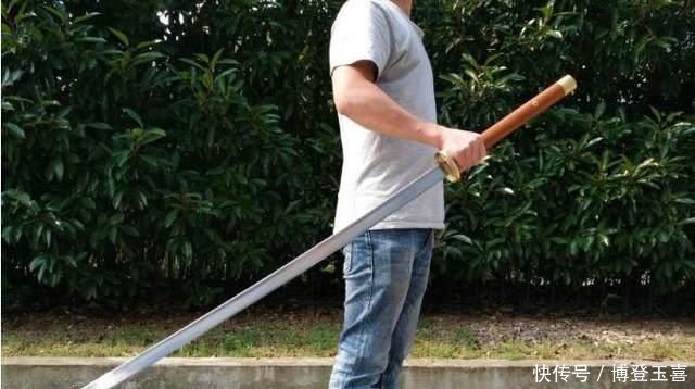 日本武士刀风靡全球,但抗日名将发明一把刀,专