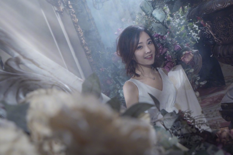 知名网红主播冯提莫曝清新写真,置身花草间,宛