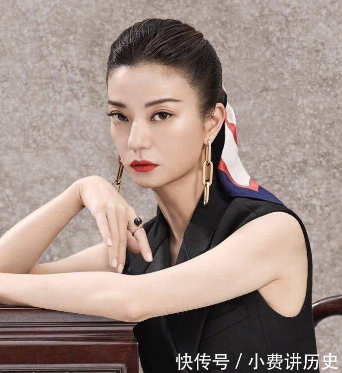 赵薇和迪丽热巴同梳 大背头 却 撞脸 ,法令纹重