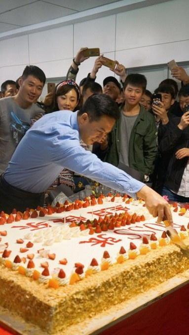 生日当天,卓尔经纪公司和剧组悉心准备了红毯和鲜花以及巨型蛋糕作为