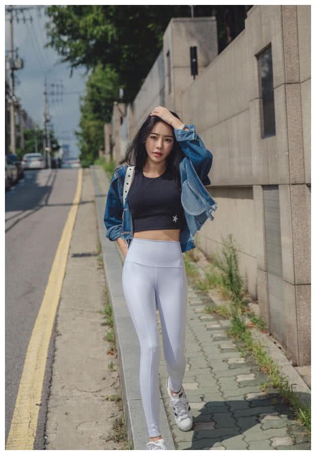 街拍:遇见上街穿美女裤的紧身,a美女?攀初中成钢图片