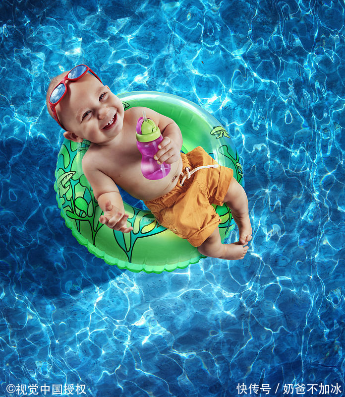 为什么宝宝刚出生就会游泳,长大后反而不会了