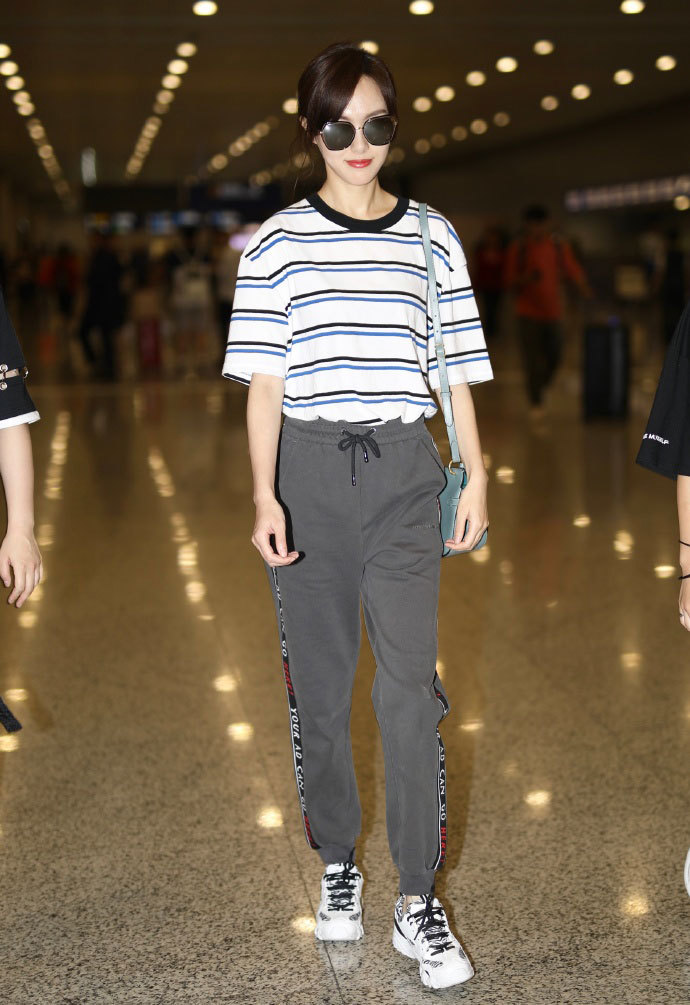 唐嫣机场近照,网友感慨:出门错穿了罗晋的衣服