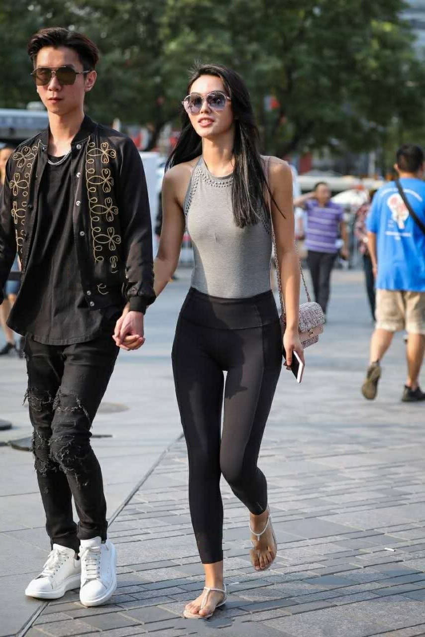 甜美小姐姐紧身吊带装尽显好身材,紧身裤勾勒出尴尬曲线很是吸睛