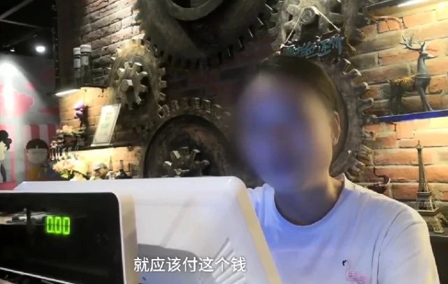 2男1女凌晨撸串,假装扫码支付后偷偷离店,兼职