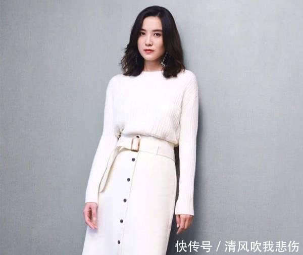 宋佳穿撞色坎肩外套搭配宽松牛仔裤 整体造型