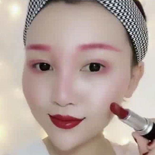 抖音小姐姐用口红化妆走红网络, 一张脸只用一