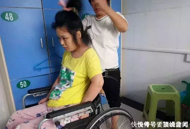 妙龄女子生完孩子瘫痪了，丈夫：我就是没钱治，要不拉回家