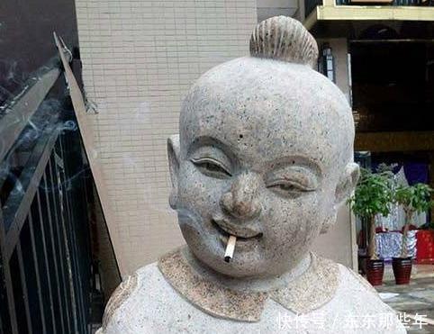 搞笑段子:小女孩满嘴食物,说不出话来,只是点点