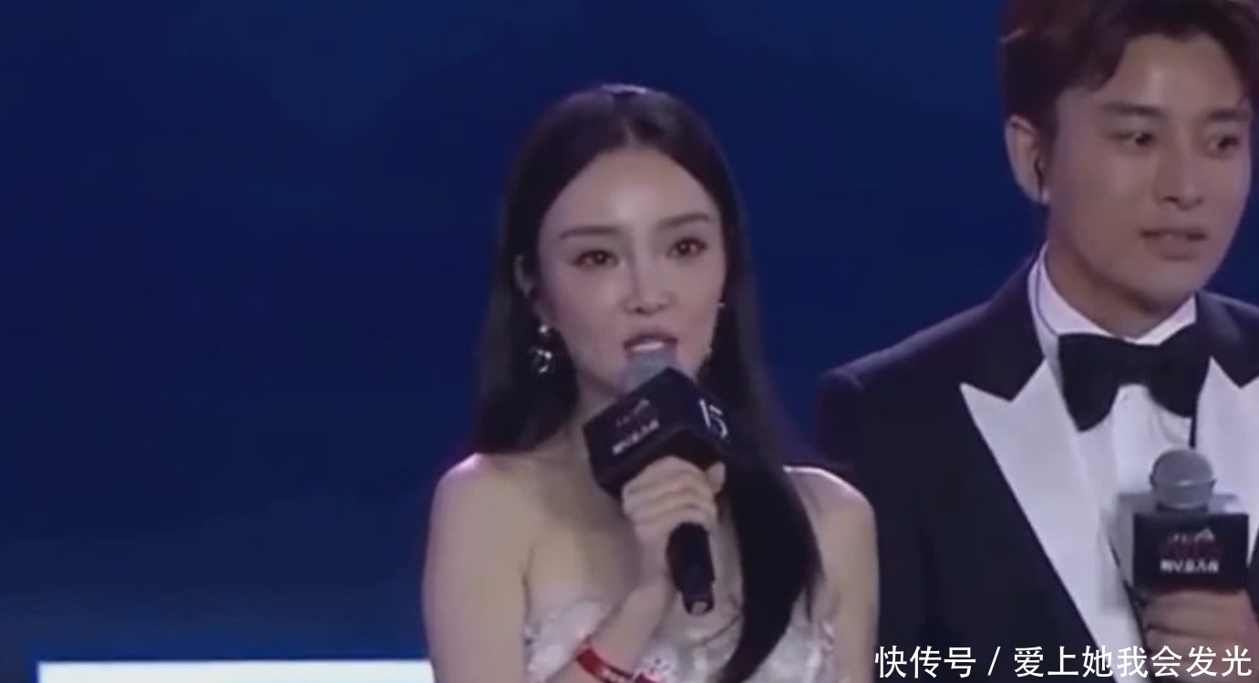 贾乃亮李小璐现身机场,两人之间零交流,网友:终