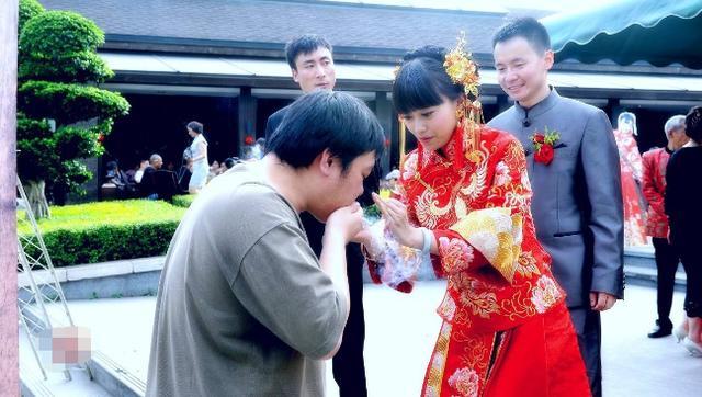 结婚当天,婆婆说让我生儿子,我回她1句话,在场客人都笑了