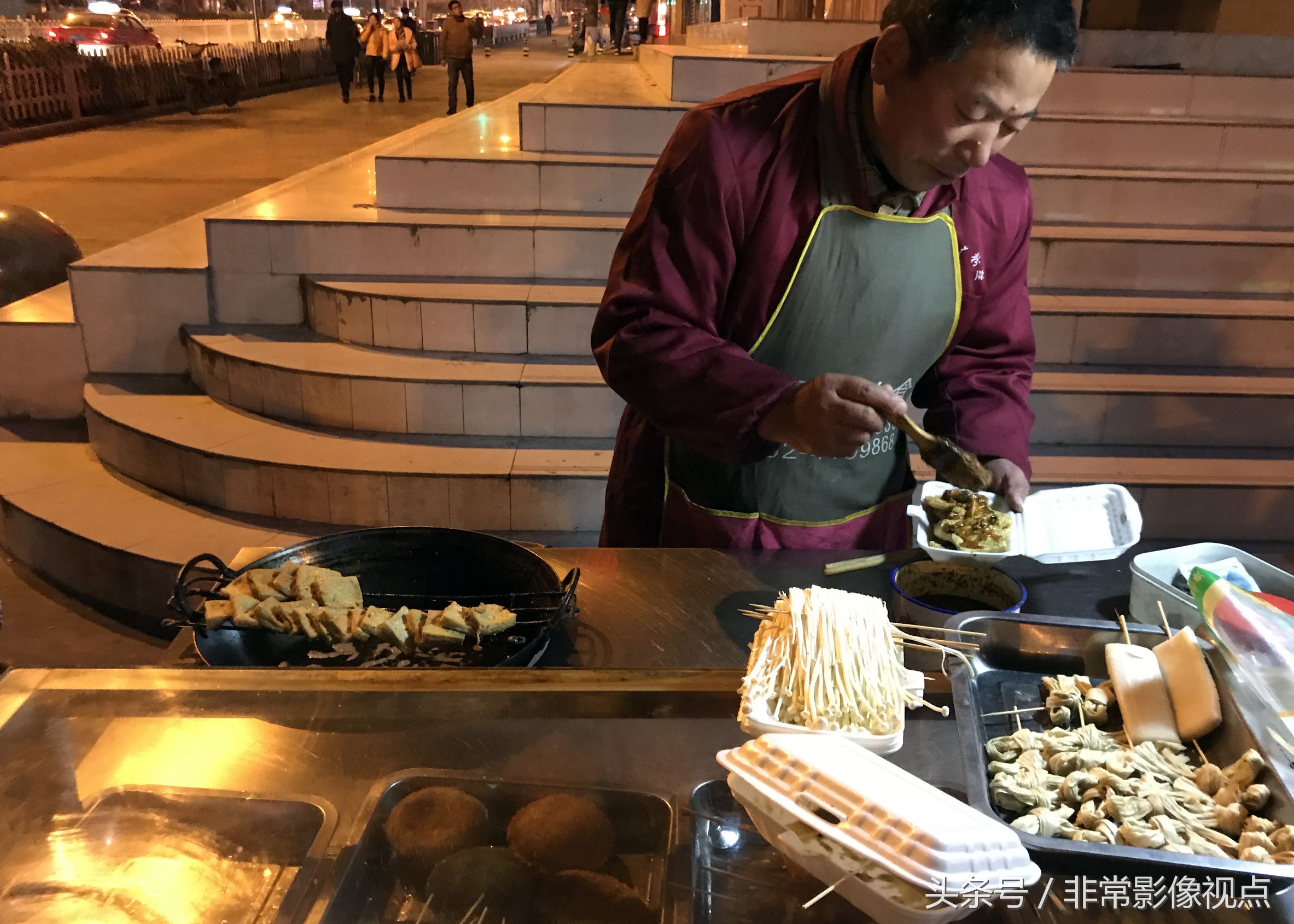 冬至街头小吃摊卖出千余块炸臭干 收入高摊主