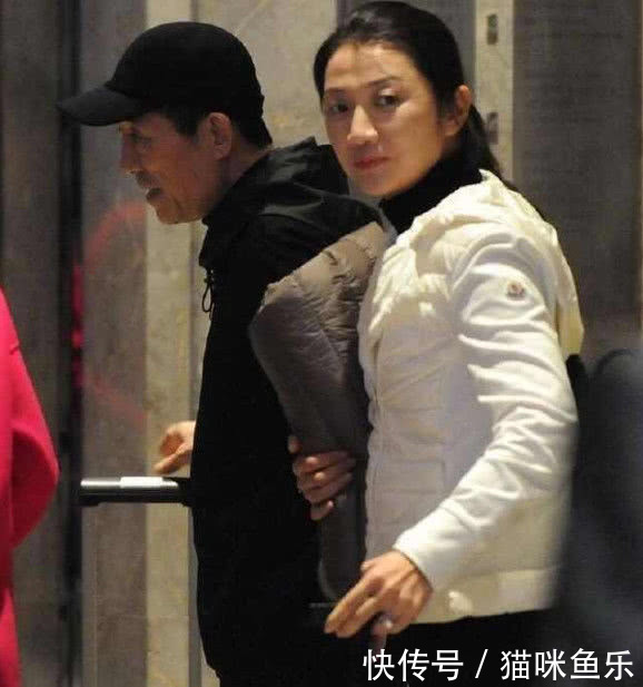 张艺谋老婆陈婷现在的照 t01f05b49a25640c4c5.jpg