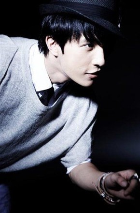 1983-7-17 星座:巨蟹座 血型:o型 身高:172cm 体重:55kg 介绍: 薛之谦