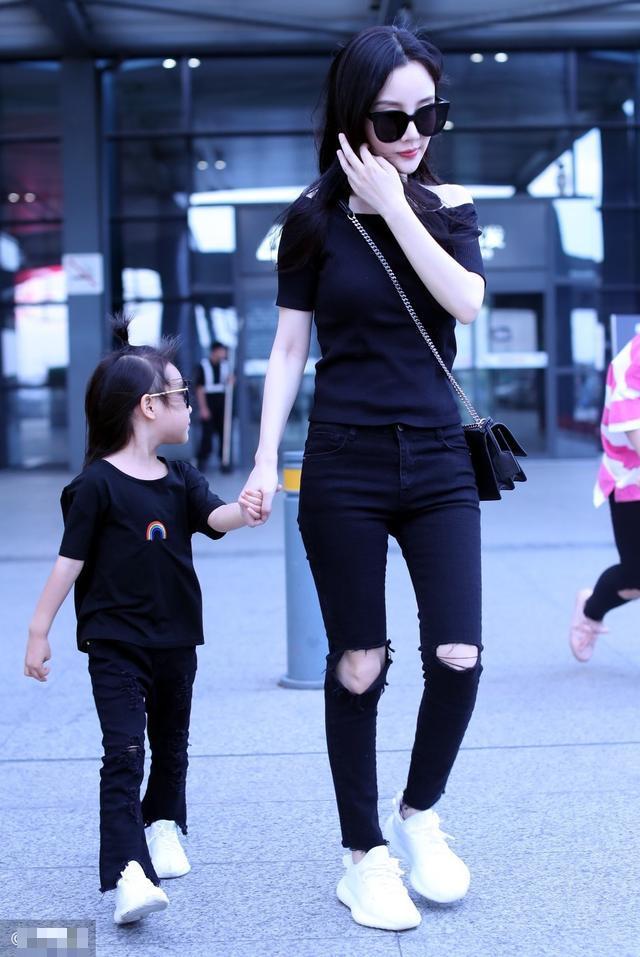 李小璐携女儿小美女现身北京机场,网友:请停止你们疯狂的抓拍