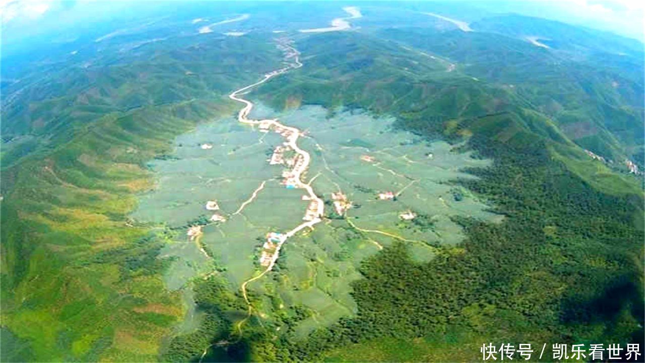 我国第一个陨石坑村,这里的井水有油,泥土还可以当燃料!