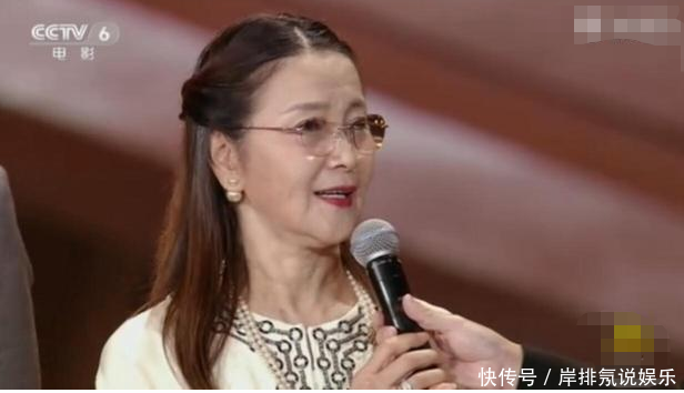 李小璐妈妈一身白裙参加电影节,62岁气质不凡