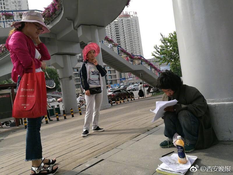 西安流浪汉街头自学手绘 42岁王小明认真绘画引围观(2)