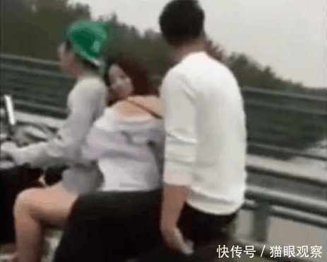 女孩摩托车上好尴尬, 背着男友这样做, 女子: 美好的回忆!