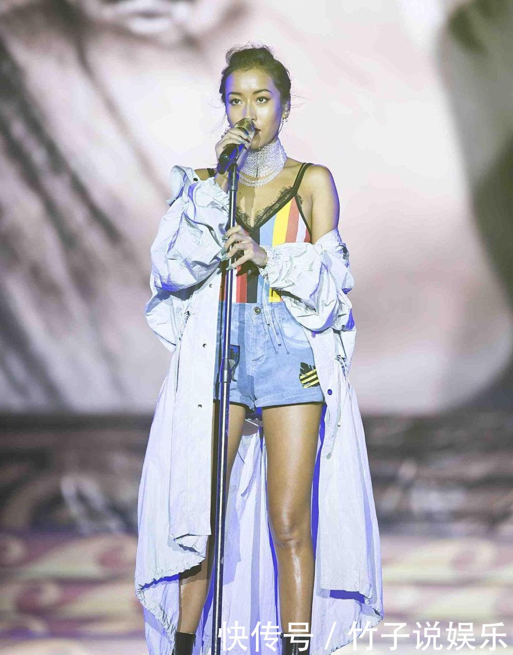 吉克隽逸下半身只穿了条健身裤, 也敢去走机场