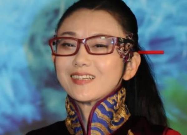 60岁杨丽萍已活成老佛爷，为了艺术20年没自己洗脸，吃饭穿衣靠人伺候！
