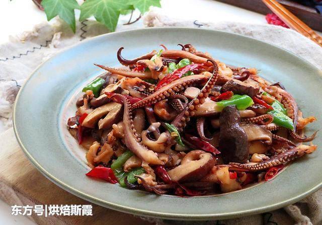 美食推荐:双椒炒鱿鱼须,芦蒿炒肉丝,生汆丸子汤,蒜薹香干