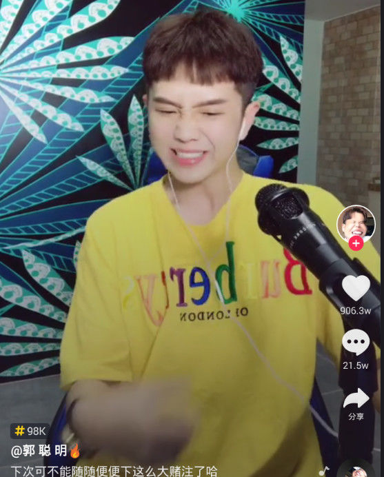 抖音颜王郭聪明,为了一万包辣条硬唱英文歌