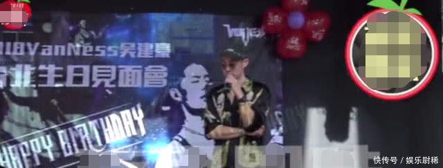 吴建豪婚变后首次露面,无名指上婚戒已摘掉,人