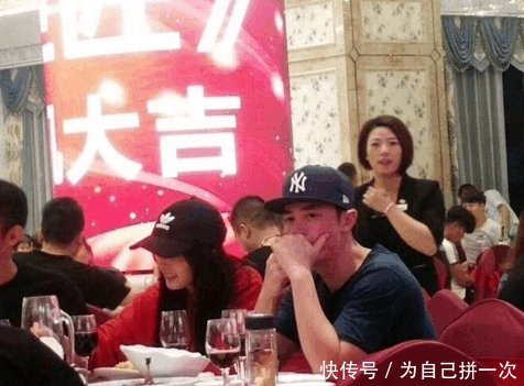 杨幂霍建华开机宴亲密热聊, 同款黑帽CP感十足